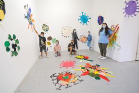 Teilnehmende Kinder am BauKinderKultur-Kunstprojekt präsentierten am Donnerstag, 15. Juli, ihre Werke zum Thema "Friendly Virus", © Landeshauptstadt Düsseldorf, Michael Gstettenbauer