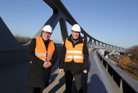 Oberbürgermeister Dr. Stephan Keller und Landesverkehrsminister Oliver Krischer beim Gang über die neue Nordsternbrücke. Foto: Ingo Lammert