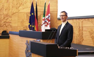 Bürgermeister Josef Hinkel  eröffnete die Veranstaltung mit einem Grußwort, Foto: Young