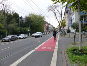 Auf der Bilker Allee - hier im Bild - und der Oberbilker Allee sind bisher provisorisch markierte Radfahrstreifen, die teilweise stark verblasst waren, auf einer Gesamtlänge von rund 1,7 Kilometern dauerhaft markiert worden. Fotos: Stadt
