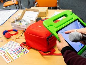 Medienrucksack zum Medienbildungsprojekt "Medita", Foto: LVR-ZMB/Hannah Heimbuchner