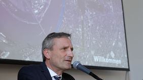 OB Thomas Geisel, auf dessen Initiative das Projekt "Blaugrüner Ring" auf den Weg gebracht wurde, stellte beim Symposium in der Aula der Kunstakademie die zentrale Idee vor Foto: Meyer
