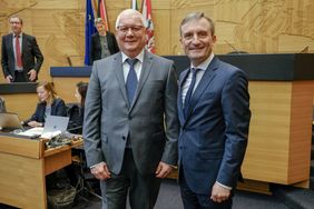 Oberbürgermeister Thomas Geisel (rechts) mit dem neu verpflichteten Ratsmitglied Peter Rasp. Foto: Michael Gstettenbauer