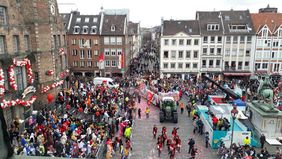 "Düsseldorf - gemeinsam jeck" - die Karnevalisten in der Landeshauptstadt feiern ihren Rosenmontagszug 2019. Foto: Melanie Zanin