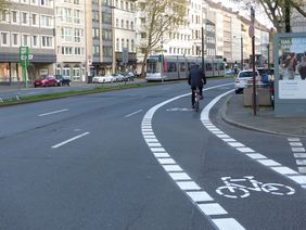 Ein neuer Radweg auf der Kaiserstraße ergänzt nun das Düsseldorfer Radhauptnetz. Foto: Amt für Verkehrsmanagement