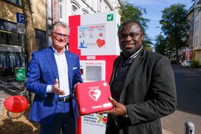 Gesundheitsdezernent Prof. Dr. Andreas Meyer-Falcke (l.) nahm mit Ex-Fußball-Nationalspieler Gerald Asamoah den öffentlichen Defibrillator in Betrieb. Fotos: Michael Gstettenbauer