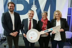 Symbolische Schlüsselübergabe zur Eröffnung der neuen Räume mit (v.l.): IPM-Geschäftsführer Michael Köhler, OB Thomas Geisel, Schulverwaltungsamtsleiterin Dagmar Wandt und Ramona Goesmann, stellv. Schulleiterin. Foto: David Young