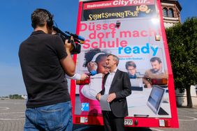 OB Thomas Geisel lud im Rahmen der Schulbau-Tour dazu ein, fünf Schulstandorte per Hop-On Hop-Off Bus zu besichtigen. Alle Fotos: Michael Gstettenbauer