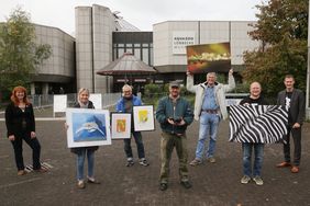 Stellten die Aktion vor: (v . r.) Jochen Reiter, die Künstler Patrick Appelhans, Dirk Driesen, Jörg Mazur, Norbert Höveler und die Künstlerin Monica Schwarz sowie die stellvertretende Leiterin des Aquazoo, Sandra Honigs; Foto: David Young