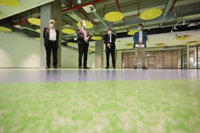 Beim Rundgang im KAP1: (v. r.) Stadtbüchereien-Direktor Dr. Norbert Kamp, Kulturdezernent Hans-Georg Lohe, OB Dr. Stephan Keller und von Seiten des Vermieters Dirck Smolka, VZN. Hier auf der zukünftigen Fläche der Kinderbibliothek; Foto: David Young