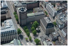 Der Heinrich-Heine-Platz im Herzen Düsseldorfs, hier ein Luftbild, soll umgestaltet werden. Foto: Landeshauptstadt Düsseldorf, Vermessungs- und Katasteramt