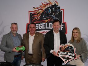 Stadtdirektor Burkhard Hintzsche (2.v.r.) stellte das Gemeinschaftsprojekt im Flag Football mit Willi Sauer (l.), Vorstand Düsseldorf Panther, Rhein Fire Headcoach Jim Tomsula (2.v.l.)  und Panther-Nationalspielerin Pia Schwarz vor; Fotos: Meyer 