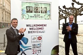 Noch 100 Tage bis zum Start der 1. Etappe: Oberbürgermeister Thomas Geisel (l.) und Tour-Direktor Christian Prudhomme enthüllten die Countdown-Uhr auf dem Düsseldorfer Burgplatz