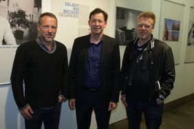 Stadtdirektor Burkhard Hintzsche (Bildmitte) eröffnete am 4. Oktober die Ausstellung "Lost Heimat - Erinnerungen an Syrien" im Rathaus. Bis zum 30. Oktober werden dort Fotos von Philipp Rathmer (rechts im Bild) und Martin Niessen (links) präsentiert. Fotos: David Young