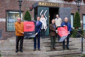 Stellten das Gedenkkonzept vor: (vorne v. l.) Pfarrer Heinrich Fucks, Ran Ronen, OB Thomas Geisel, Pfarrer Frank Heidkamp sowie (hinten links) Dr. Andrea Ditchen und (hinten rechts) Michael Dybowski; Foto: Gstettenbauer