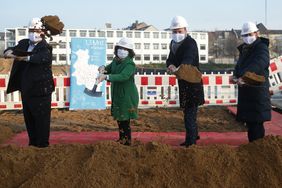 Spatenstich für das neue Wim-Wenders-Gymnasium, mit dabei (v.r.) Stadtdirektor Burkhard Hintzsche, Oberbürgermeister Dr. Stephan Keller, Schulleiterin Dr. Antonietta Zeoli und agn-Projektleiter Dr. Romulus Giura; Fotos: Young