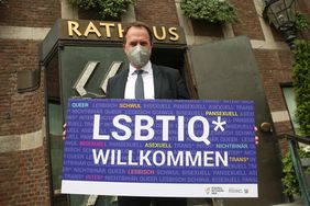 Anlässlich des IDAHOBIT beteiligt sich Oberbürgermeister Dr. Stephan Keller mit einer Fotobotschaft an der Aktion "LSBTIQ* willkommen!" des "Queeren Netzwerk NRW e.V."; Foto: David Young