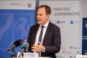 Oberbürgermeister Dr. Stephan Keller bei der Pressekonferenz zur Eröffnung des "Hauses des Jugendrechts" in Düsseldorf am Montag, 6. März. Foto: Uwe Schaffmeister