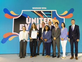 Gruppenfoto mit Unterzeichnerinnen und Unterzeichnern der Deklaration "United by Rivers" im Copernicus Science Centre Warschau 