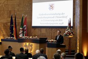 Im Rahmen des Gedenkens fand am Sonntag, 9. November 2025, eine Kranzniederlegung statt. Hieran schloss sich die zentrale Gedenkveranstaltung im Düsseldorf Rathaus an; Foto: Ingo Lammert