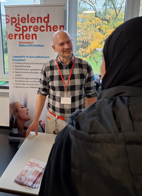Logopäde Oliver Sauereßig im Gespräch © Gesundheitsamt Düsseldorf
