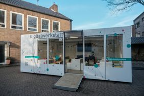 Die Mobile Digitalwerkstatt auf dem Schulhof der Katholischen Grundschule Fleher Straße. Foto: Michael Gstettenbauer