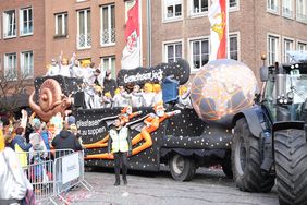 "Düsseldorf - gemeinsam jeck" - die Karnevalisten in der Landeshauptstadt feiern ihren Rosenmontagszug 2019. Foto: Melanie Zanin