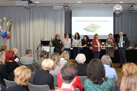 Das Team des Elternbesuchsdienstes: Heike Koose, Anne Otten, Carima Belaouchi, Claudia Bläsen, Bianca Knop und Petra Maurice (v.l.) mit Thomas Feldmann, Leiter der Abteilung Familienförderung des Jugendamtes
