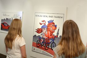 Die Werke von Jacques Tilly, die in der Ausstellung zu sehen sind, greifen verschiedene Szenen, die jeder Radfahrer aus dem Alltag kennt, mit einem Augenzwinkern auf. Foto: Ingo Lammert