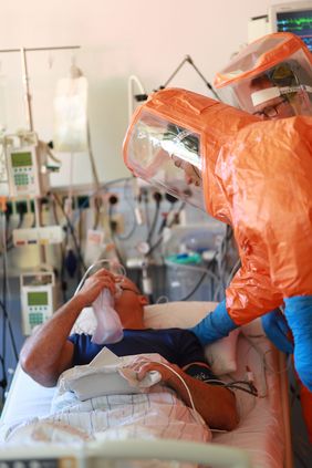 Der Infektionstrupp nimmt Kontakt mit dem Patienten auf und bereiten ihn auf den Transport vor.