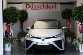 Noch im Autohaus, bald für die Landeshauptstadt Düsseldorf im Einsatz - das neue Wasserstoffauto. Foto: Michael Gstettenbauer