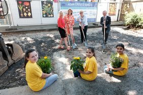 OB Thomas Geisel, Gisela Minz, Leiterin der St. Michael Schule, Annemiek  Hoogenboom, Geschäftsführerin der Deutschen Postcode Lotterie, Sabine Tüllmann, Vorstandsvorsitzende der Bürgerstiftung Düsseldorf (v.l.) mit Kindern der St. Michael Schule
