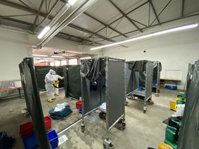 Der Schwarz-Weiß-Bereich an der Posener Straße: Hier wird die kontaminierte Schutzausrüstung fachgerecht abgelegt.