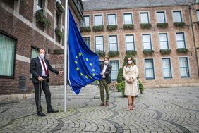 OB Dr. Stephan Keller (l.) hat gemeinsam mit Lídia Nabais, Generalkonsulin von Portugal, sowie Dr. Jens Baganz, Vorstand We are Europe! e.V., die Europa-Flagge am Rathaus gehisst. Foto: Melanie Zanin