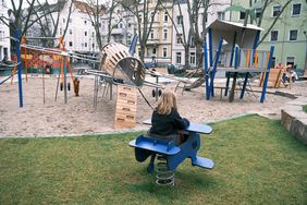 "Ab in den Urlaub" ist das Thema des Kinderpspielplatzes Hermannplatz, sein Mittelpunkt ist ein großes Flugzeug, auf dem die Kinder spielen und klettern können. Foto: Michael Gstettenbauer