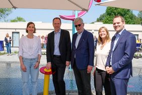 Eröffnung mit (v.l.): Sportdezernentin Britta Zur, OB Dr. Stephan Keller, Aufsichtsratsvorsitzender Peter Schwabe, Betriebsleiterin Dagmar Ringes-Faßbender und Bädergesellschafts-Geschäftsführer Christoph Schlupkothen; Fotos: Schaffmeister