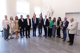 Oberbürgermeister Dr. Stephan Keller mit den Ambassadors aus Reading, Toulouse, Chemnitz und Düsseldorf sowie offiziellen Vertretungen. Foto: Young