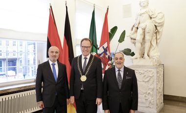 OB Dr. Keller empfing am Dienstag, 21. Oktober 2025, den Botschafter des Staates Libyen, Dr. Jamal A. O. El-Barag (r.), und Mohamed Albakbak (l.), Leiter des libyschen Generalkonsulats in Düsseldorf, im Rathaus. Foto: LHD/Ingo Lammert