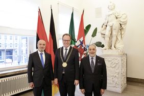 OB Dr. Keller empfing am Dienstag, 21. Oktober 2025, den Botschafter des Staates Libyen, Dr. Jamal A. O. El-Barag (r.), und Mohamed Albakbak (l.), Leiter des libyschen Generalkonsulats in Düsseldorf, im Rathaus. Foto: LHD/Ingo Lammert