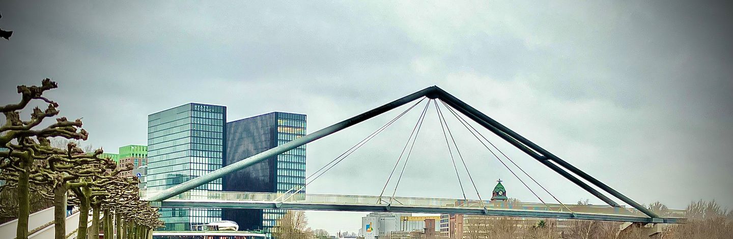 Hafenbrücke im Düsseldorfer MedienHafen