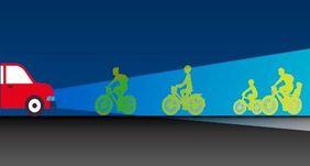 Infografik die 3 Radfahrer im Lichtkegel eines Autos zeigt.