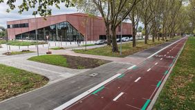 Blick auf den neuen Radweg und das neue Gebäuder des Luisengymnasiums.
