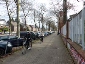Foto vom Rad- und Gehweg an der Witzelstraße auf Höhe der Universitätsklinik