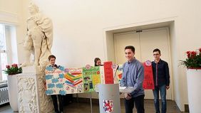 Moskauer Schüler halten eine Präsentation