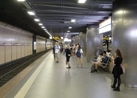 Die Modernisierungsarbeiten im U-Bahnhof am Düsseldorfer Hauptbahnhof sind am Freitag, 6. Juli, abgeschlossen - die U-Bahn-Bahnsteige präsentieren sich den Fahrgästen dann komplett frisch, hell und modern. Foto: Wilfried Meyer