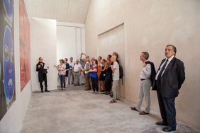 Die Oberbürgermeister Thomas Geisel (M.) und Leoluca Orlando eröffnen den Tag "Düsseldorf si Presenta" im Haus der Kunst im Beisein der Künstlerin Katharina Sieverding. Foto: Noemi La Pera