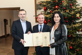 Oberbürgermeister Thomas Geisel (Mitte) und Verkehrsdezernentin Cornelia Zuschke haben zwei Förderbescheide aus dem "Sofortprogramm Saubere Luft" des Bundes von dem Düsseldorfer Bundestagsabgeordneten Thomas Jarzombek entgegen genommen. Foto: Melanie Z