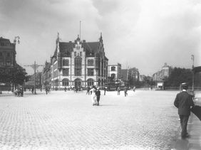 1900: Postamt 1 zwischen Worringer Straße (rechts) und Kurfürstenstraße (links); Foto: Stadtarchiv Düsseldorf