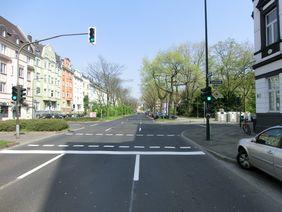 Im Zuge der Erweiterung des Radhauptnetzes werden auf der Achse Klever Straße – Jülicher Straße zwischen Cecilienallee und Eulerstraße beidseitig Radfahrstreifen markiert. Foto: Amt für Verkehrsmanagement