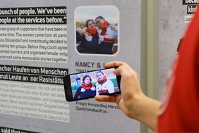Die Besucherinnen und Besucher erwarten über 80 Minivideos von weiblichen Fußballfans aus 21 Ländern zum Streamen auf dem Smartphone; Foto: Uwe Schaffmeister